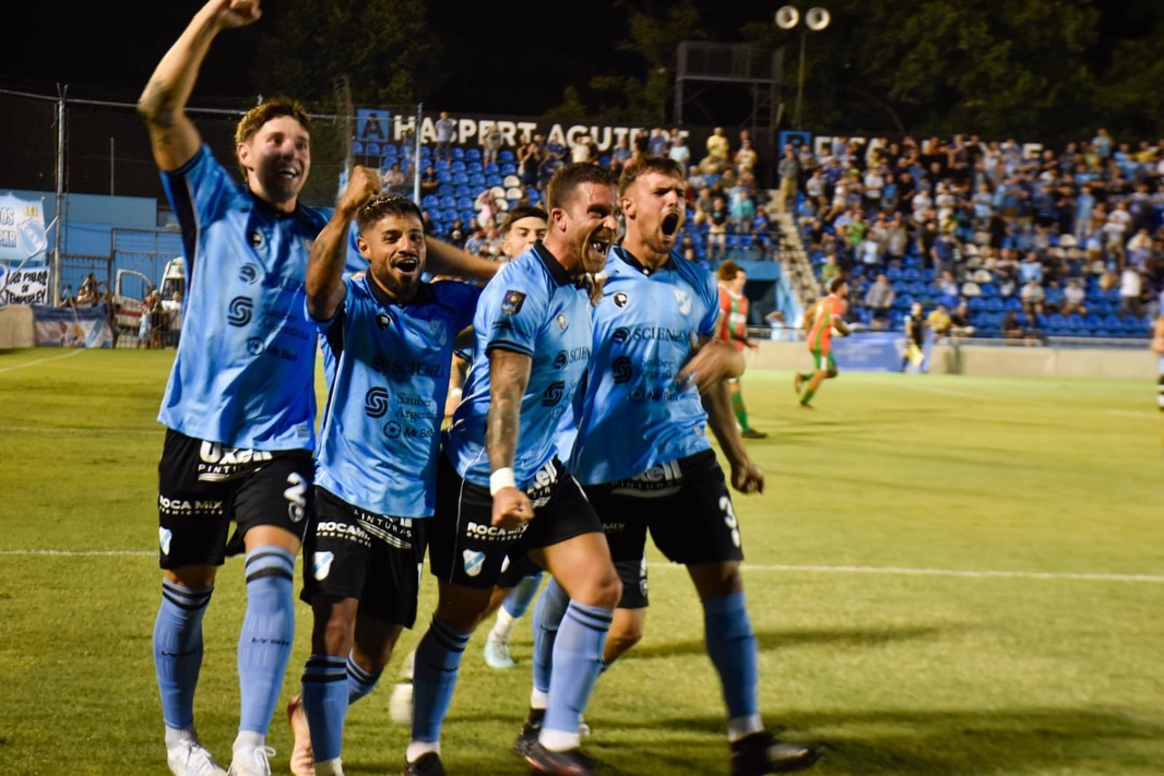 Victoria en casa con el sello del capitán