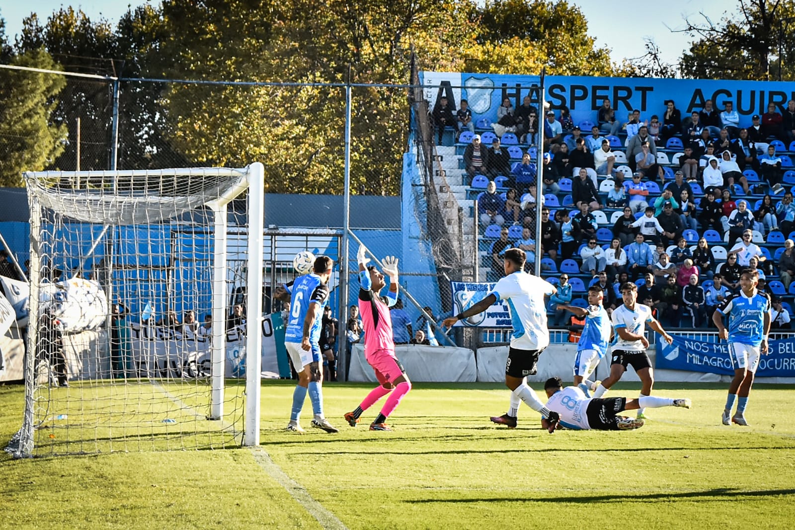 TEMPERLEY SE IMPUSO ANTE ESTUDIANTES PARA QUE LOS TRES PUNTOS QUEDEN EN CASA
